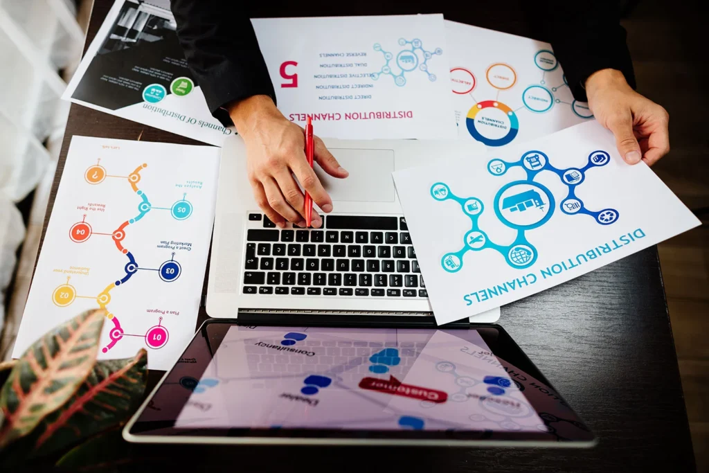 Marketing manager planning an SEO blog Dubai content calendar
